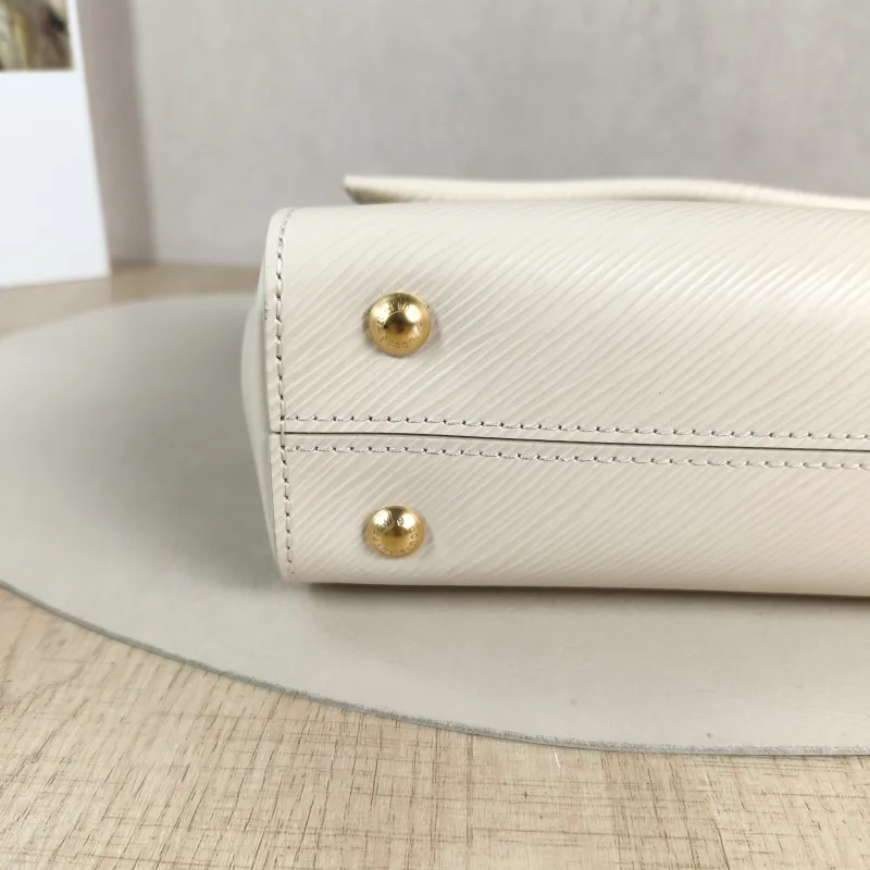 Louis Vuitton Crossbody Bag CLUNY White Epi Embossed Calfskin Mini 20 × 7.5 × 16 cm — detail view 5 of 14