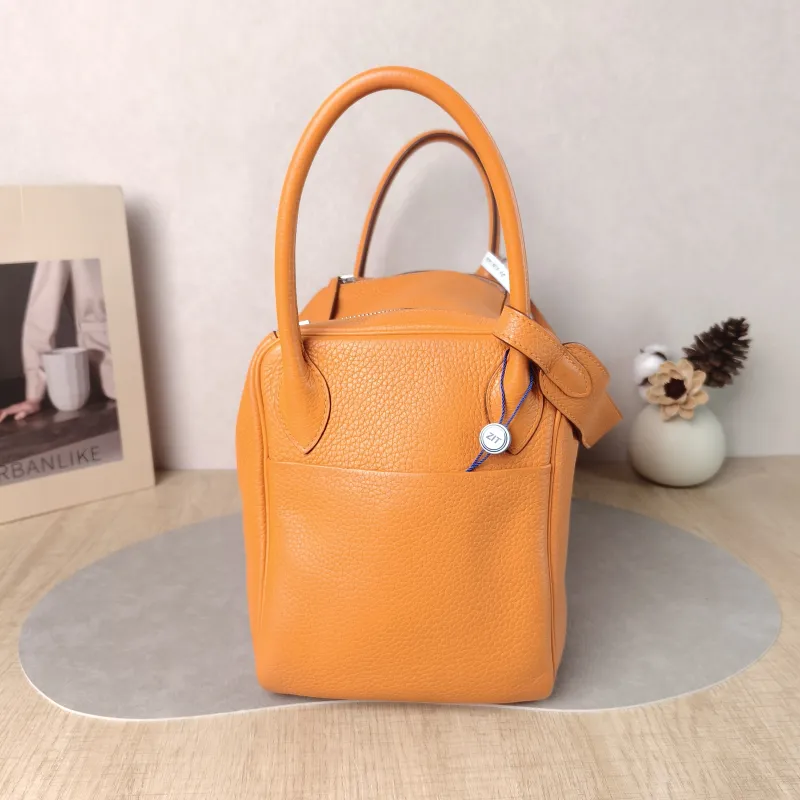 Hermès Crossbody Bag Lindy 30 Taurillon Clemence TC Calfskin 30 30 × 15 × 19 cm R — detail view 14 of 14