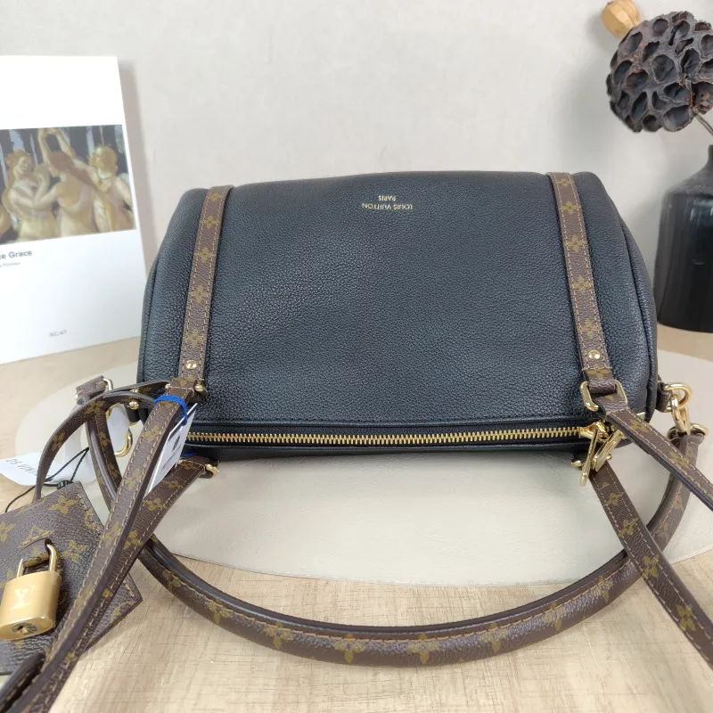 Louis Vuitton Shoulder Bag EXPRESS Shoulder Bag Black Calfskin Small 26 × 13.5 × 17 cm — detail view 6 of 10
