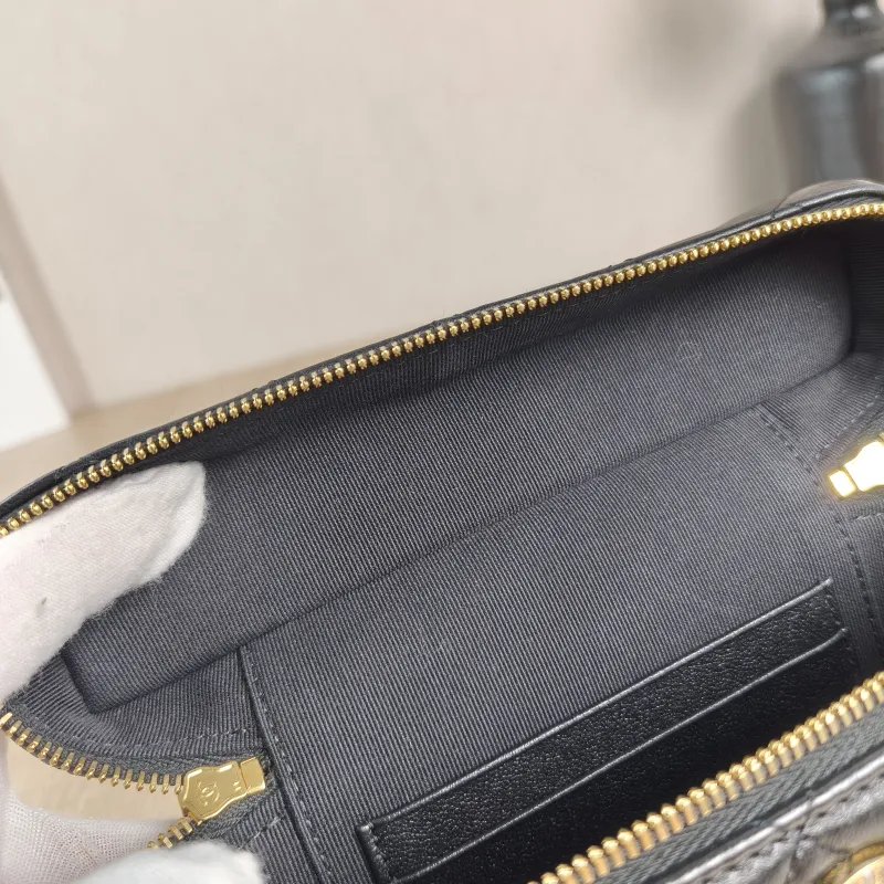 Chanel Crossbody Bag lp Box Bag Black Lambskin One Size19.5 × 5 × 17 cm — detail view 4 of 13