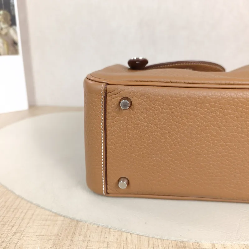 Hermès Crossbody Bag Lindy Mini 19 37 Brown TC Calfskin Mini 19 × 9.5 × 13 cm K — detail view 10 of 13