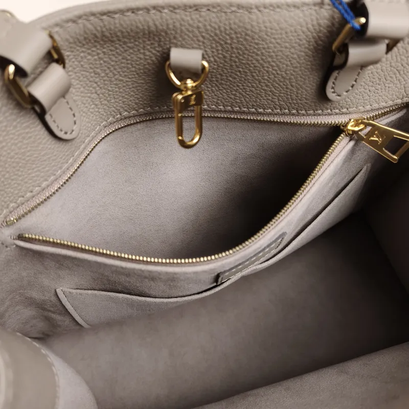 Louis Vuitton Shoulder Bag Onthego Medium Monogram Empreinte Embossed Calfskin Medium 35 × 14 × 27 cm — detail view 9 of 10
