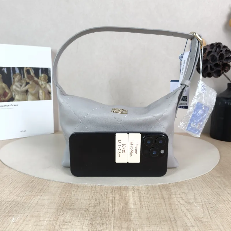 Chanel Shoulder Bag hobo Grey Lambskin One Size 22 × 8 × 16 cm — cover view 3 of 6