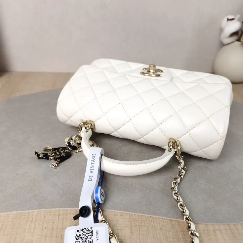 Chanel Crossbody Bag mini White Lambskin mini 20 × 6 × 12 cm — detail view 13 of 14