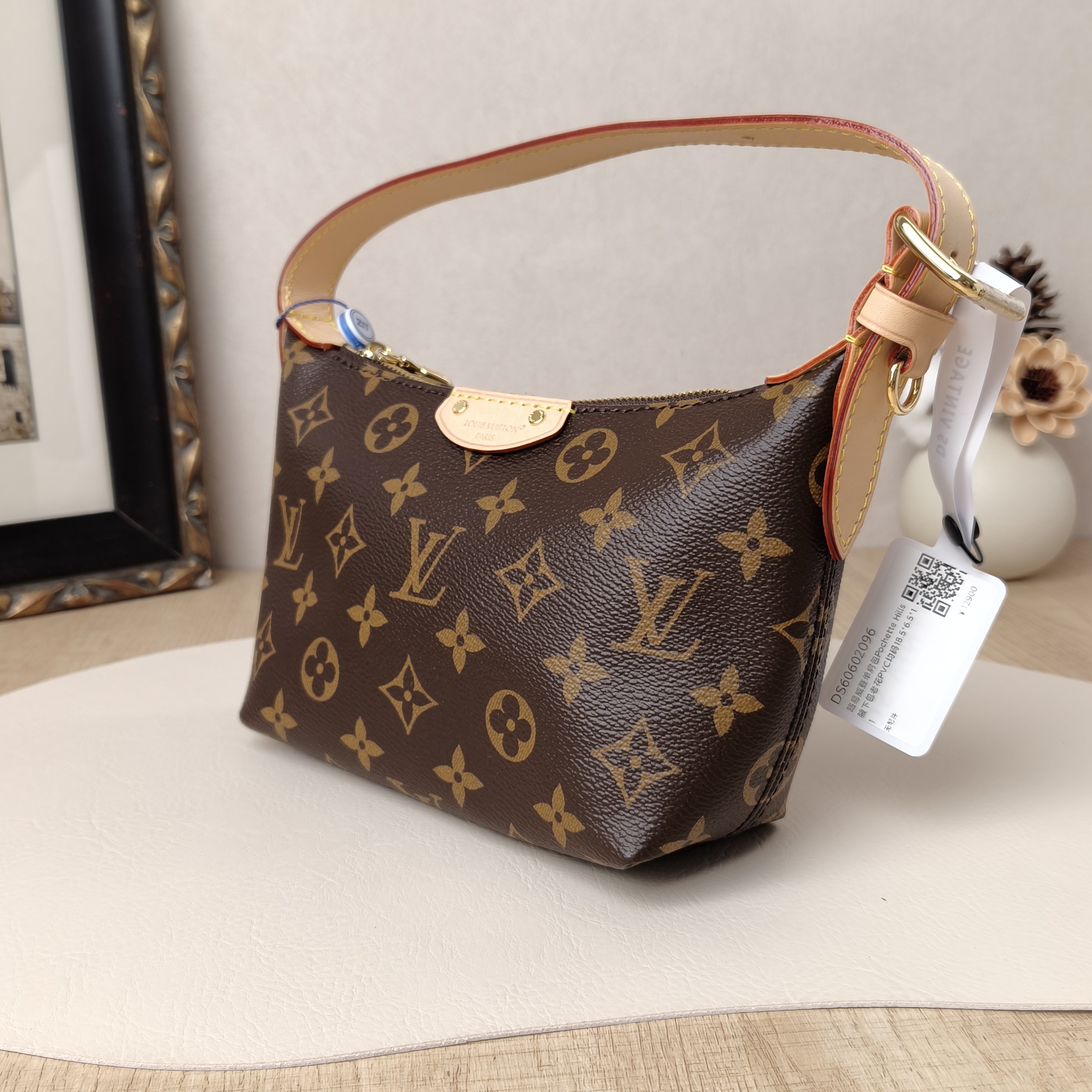Louis Vuitton Shoulder Bag Pochette Hills Monogram PVC One Size18.5 × 6.5 × 11 cm — cover view 8 of 9