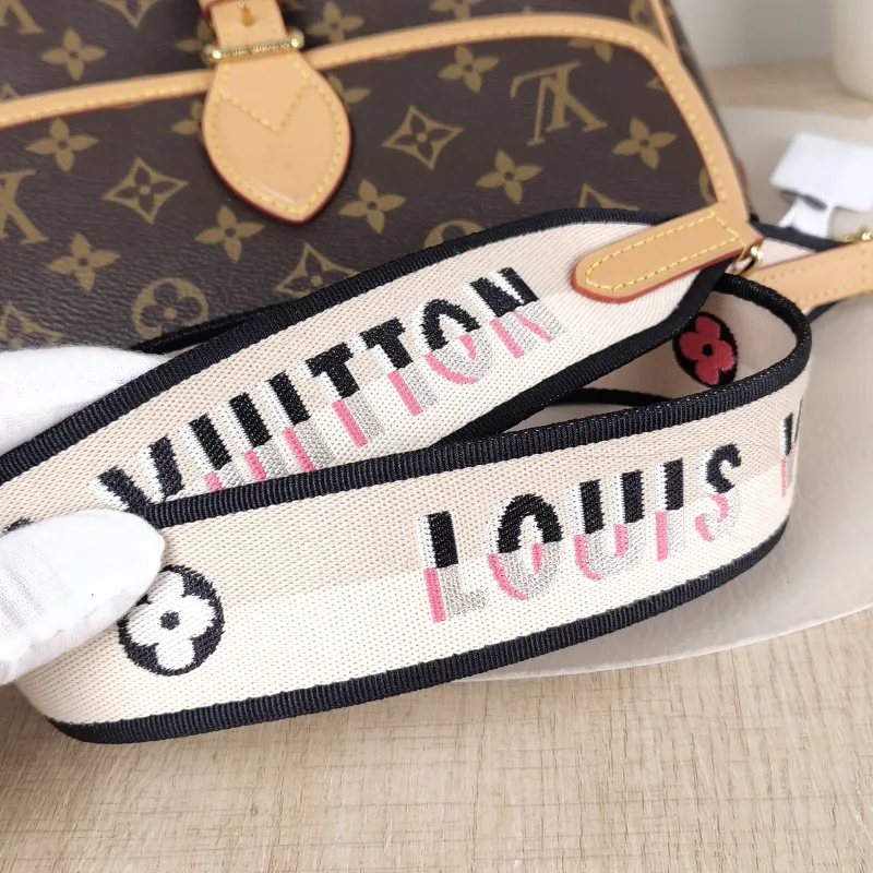 Louis Vuitton Crossbody Bag Diane Baguette Bag Shoulder Strap PVC Small 24 × 9 × 15 cm — detail view 10 of 15