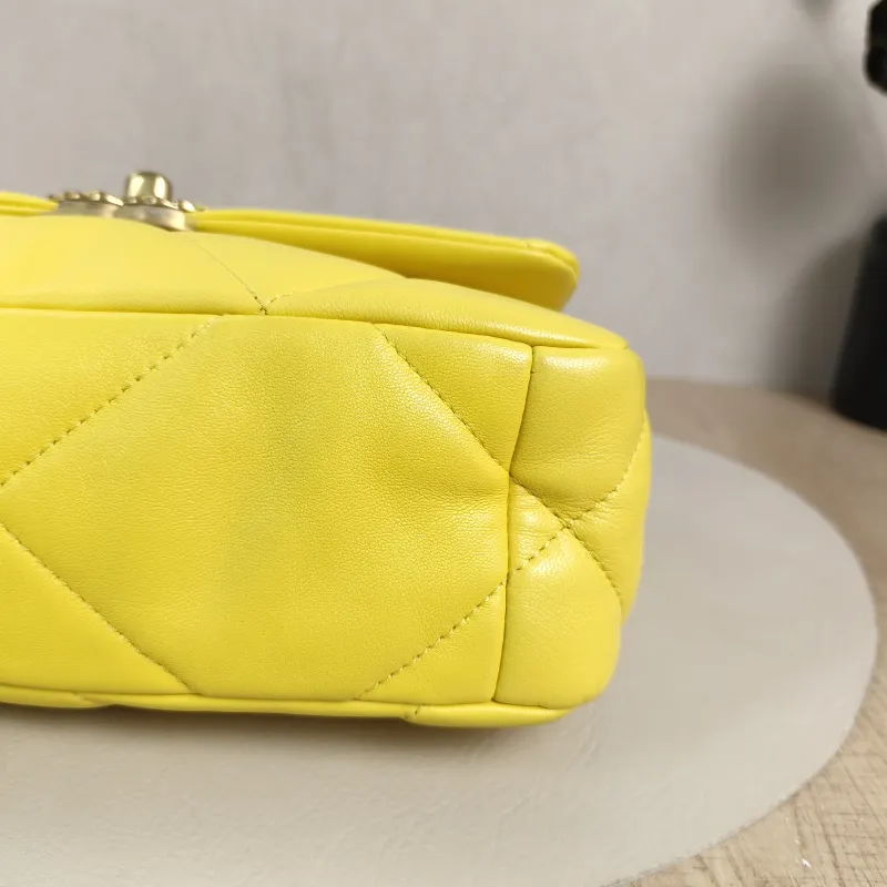 Chanel Crossbody Bag19Bag Yellow Lambskin Small26 × 9 × 16 cm — detail view 4 of 12