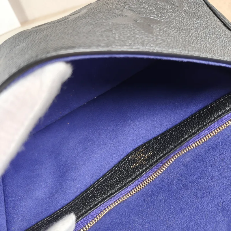 Louis Vuitton Crossbody Bag Diane Baguette Bag Black Empreinte Embossed Calfskin Small24 × 9 × 15 cm — detail view 14 of 14