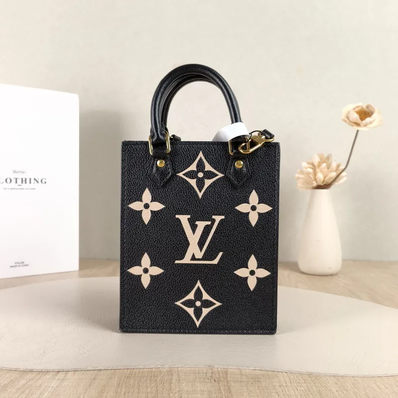 Louis Vuitton Crossbody Bag PETIT SAC PLAT Mini Calfskinmini14 × 5 × 17 cm