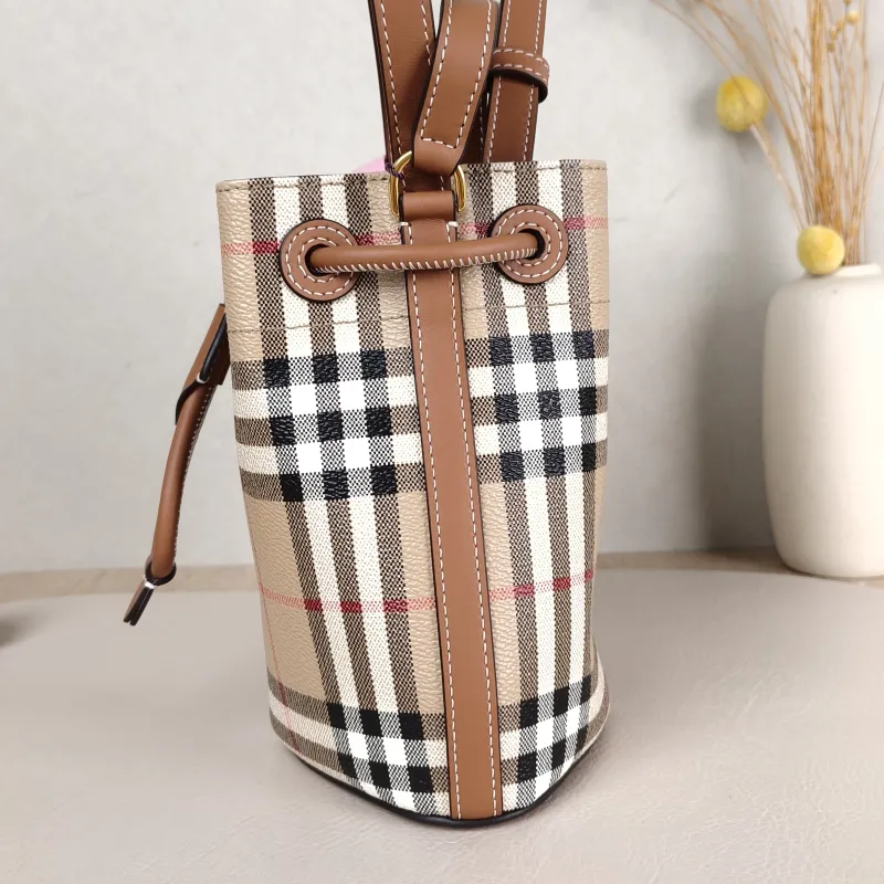 BURBERRY Crossbody Bag Bucket Bag 16.5 × 11 × 18 cm — detail view 7 of 10