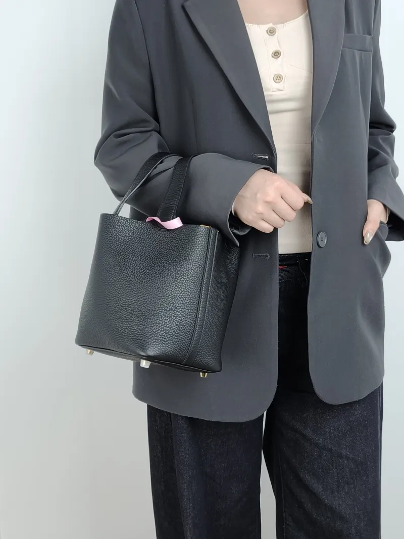 Hermès Top Handle Bag Picotin Lock 18 18 Black Taurillon Clemence TC Calfskin Small 18 × 13 × 19 cm B — on-model view 1 of 5