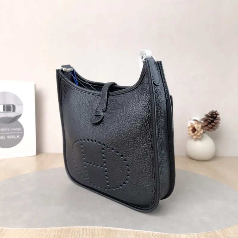 Hermès Crossbody Bag Evelyne 23 23 Black TC Calfskin One Size 23 × 6 × 24 cm k — cover view 3 of 5