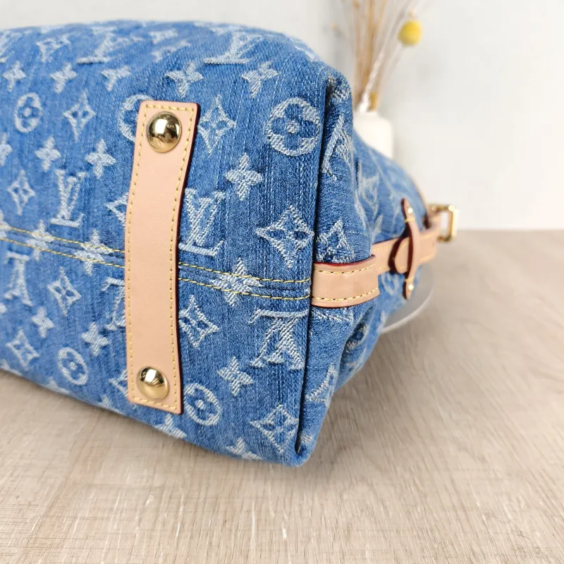 Louis Vuitton Crossbody Bag Carryall Blue Medium 39 × 15 × 30 cm — detail view 4 of 12
