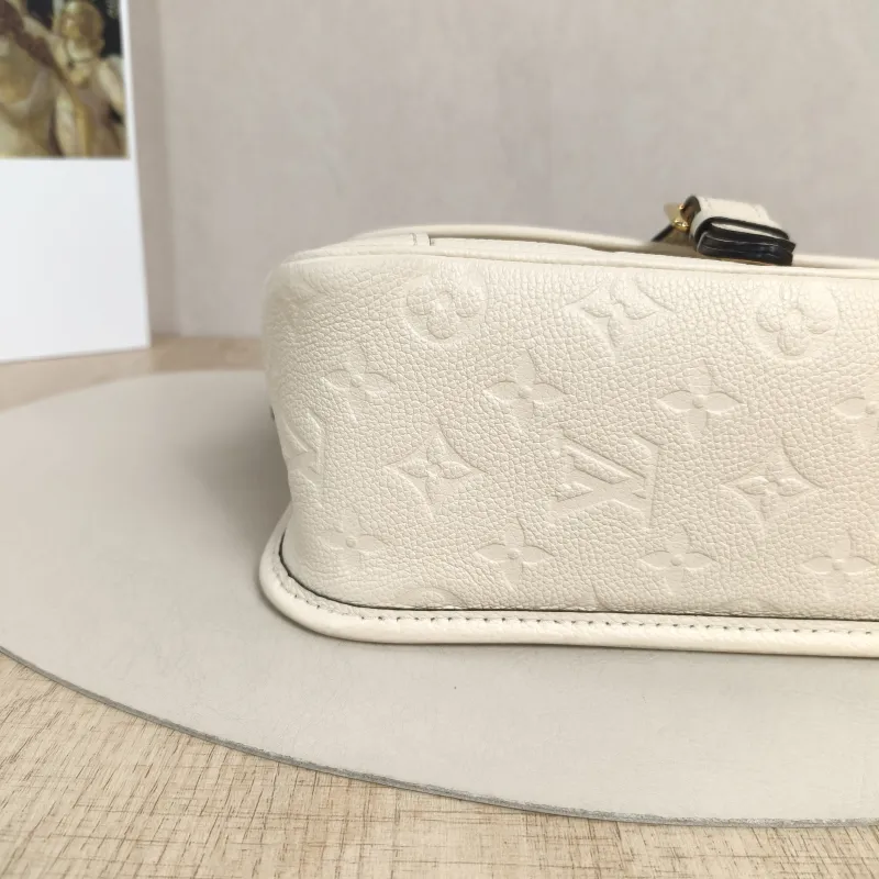 Louis Vuitton Crossbody Bag Diane Baguette Bag White Empreinte Embossed Calfskin Monogram Small24 × 9 × 15 cm — detail view 11 of 15
