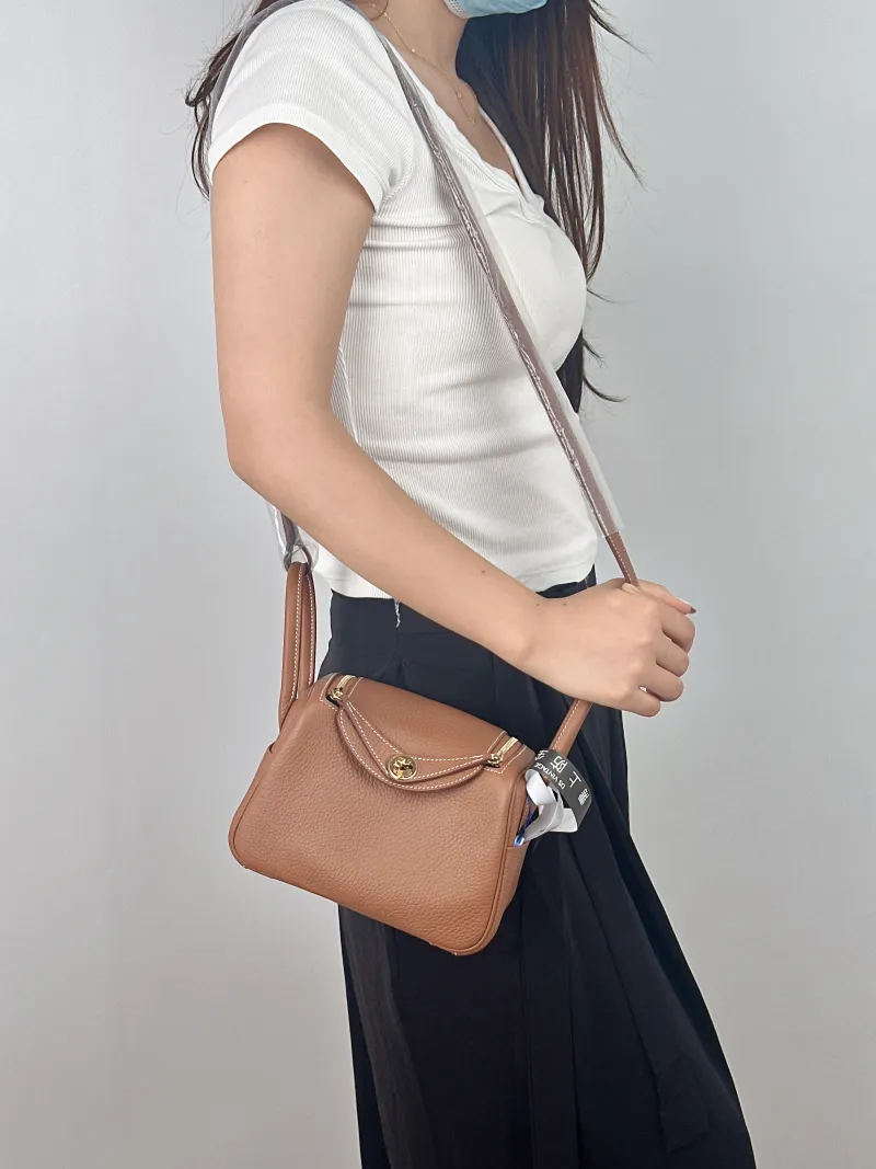 Hermès Crossbody Bag Lindy Mini 19 TC Calfskin Mini 19 × 9.5 × 13 cm G — on-model view 1 of 2