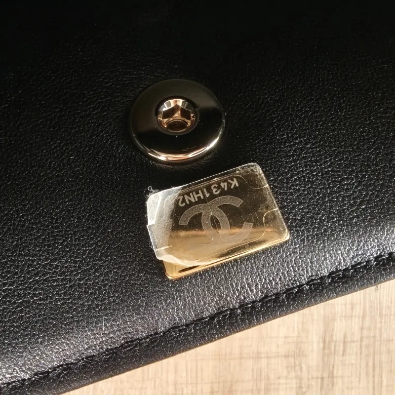 Chanel Crossbody Bag23k Box Bag Black CC alfskin22 × 9 × 10.5 cm — detail view 3 of 17