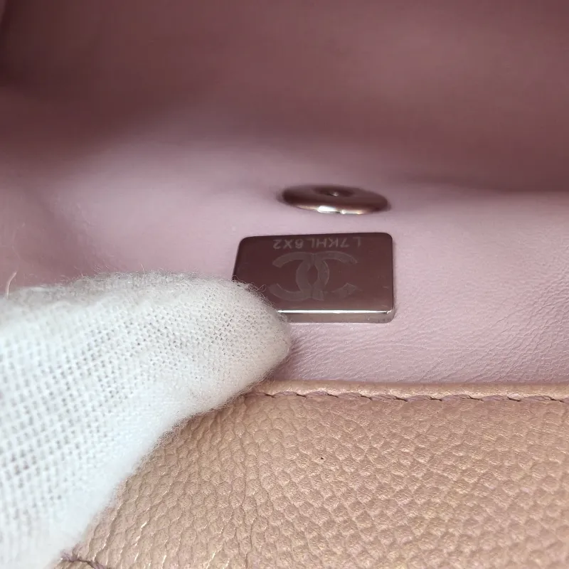 Chanel Crossbody Bag Coco Handle​ Grained Calfskin Mini 19 × 9 × 13 cm — detail view 5 of 12
