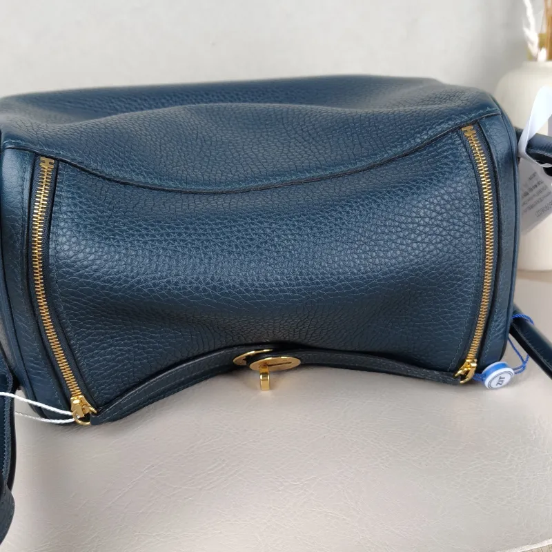 Hermès Crossbody Bag Lindy 266O Taurillon Clemence TC Calfskin Small26 × 12 × 18 cm — detail view 5 of 11