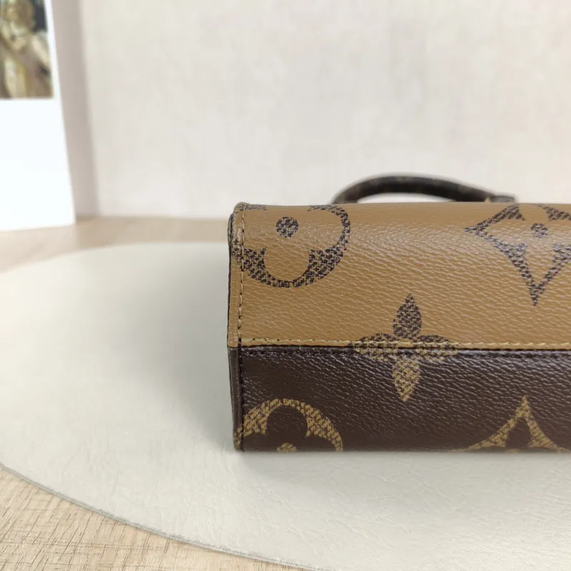Louis Vuitton Crossbody Bag Onthego BB Monogram PVCBB18 × 8.5 × 15 cm — detail view 6 of 11