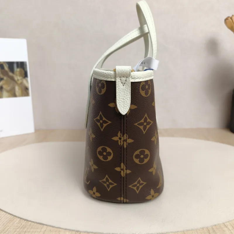Louis Vuitton Crossbody Bag NEVERFULL INSIDE OUT BB Green PVC · Calfskin BB26.5 × 11 × 16.5 cm — detail view 8 of 15
