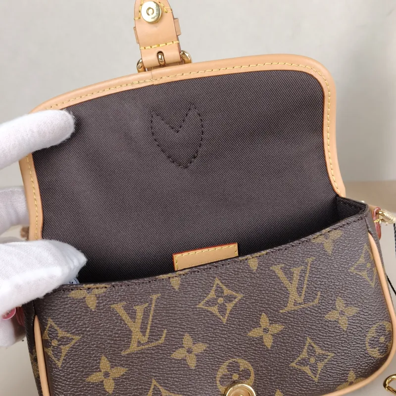 Louis Vuitton Crossbody Bag Diane Baguette Bag Monogram PV Cnano19 × 6 × 10.5 cm — detail view 3 of 12