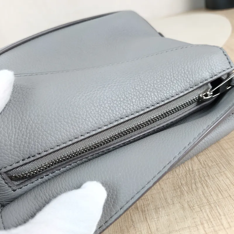 LOEWE Crossbody Bag Puzzle Grey Calfskinmini18 × 8 × 12.5 cm — detail view 4 of 12