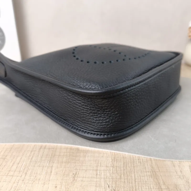 Hermès Crossbody Bag Evelyne 23 23 Black TC Calfskin One Size 23 × 6 × 24 cm k — detail view 9 of 12