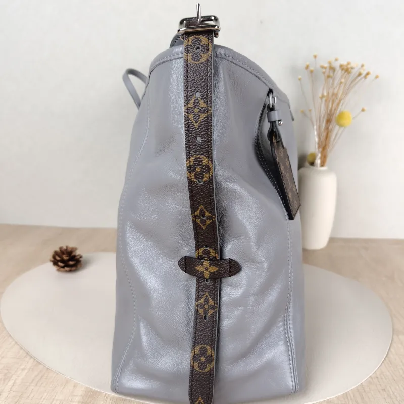 Louis Vuitton Crossbody Bag Carryall Vibe Grey SL ambskin Medium39 × 15 × 30 cm — detail view 6 of 15