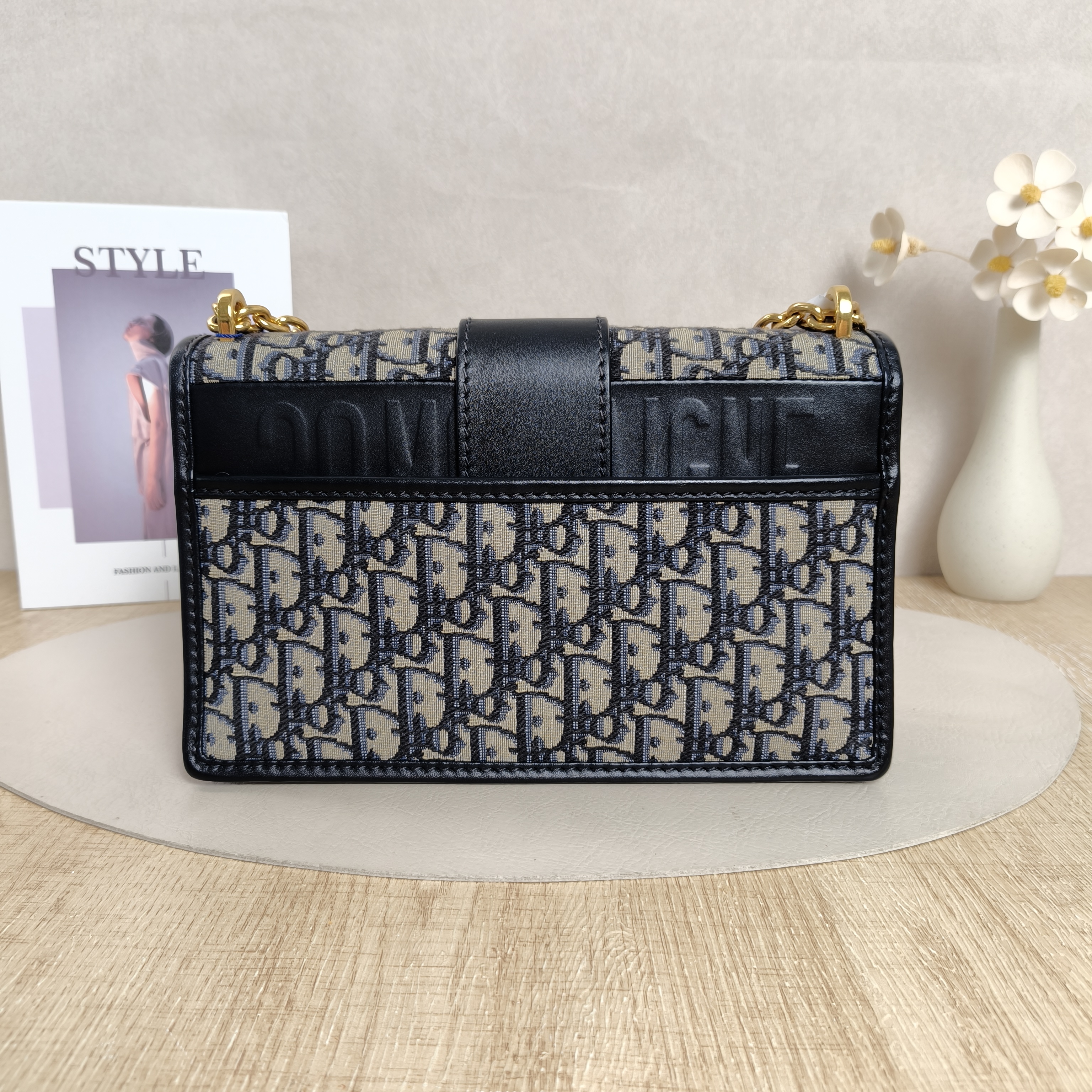DIOR 30Montaigne 30Medium Monogram Canvas · 25 × 9 × 16.5 cm — cover view 7 of 10