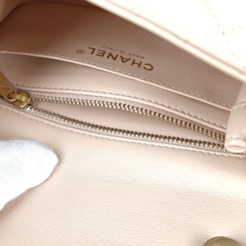 Chanel Crossbody Bag Pink Lambskinmini17 × 8 × 13.5 cm — detail view 1 of 14