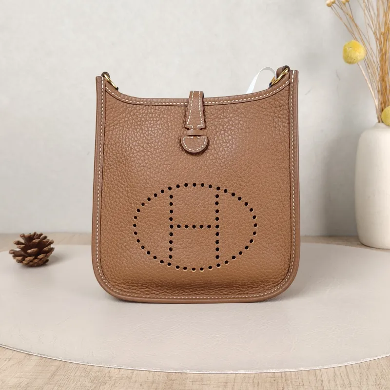 Hermès Crossbody Bag Evelyne Mini 16 Mini 16 Taurillon Clemence TC Calfskin Mini 17 × 5.5 × 18 cm W