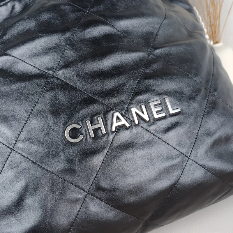 Chanel Shoulder Bag22Bag Black CC alfskin Medium39 × 8 × 42 cm — detail view 8 of 13