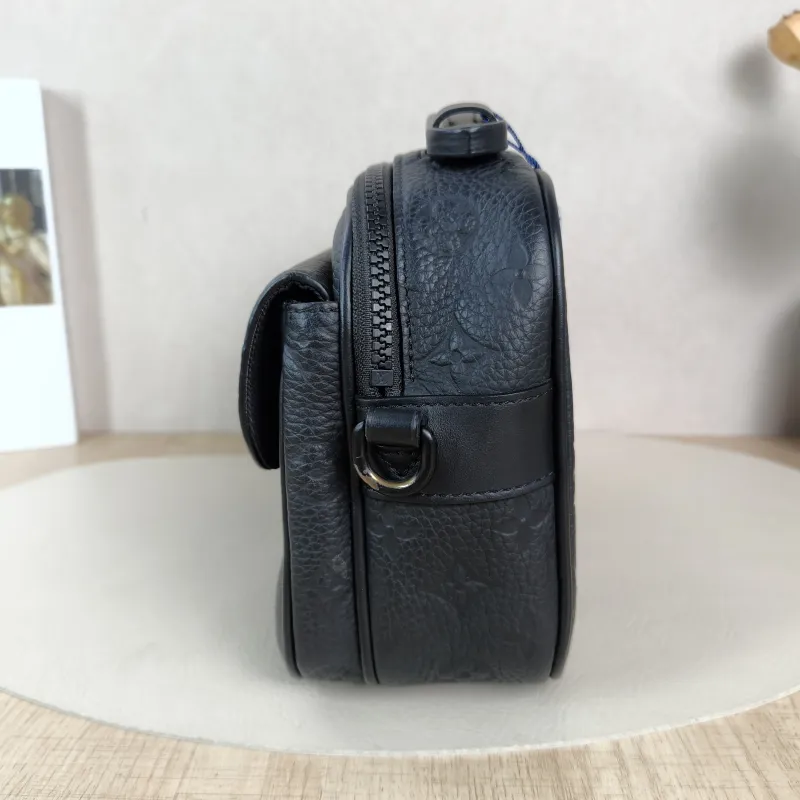 Louis Vuitton Crossbody Bag S Lock Messenger Bag Black Calfskin One Size22 × 8 × 18 cm — detail view 13 of 15