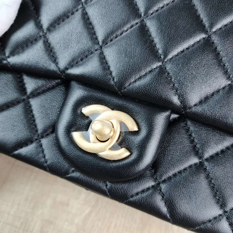 Chanel Crossbody Bag Black with Gold-Tone Hardware Lambskin Mini 17 × 8 × 12 cm — detail view 7 of 13