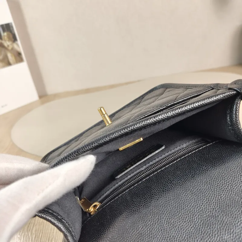 Chanel Crossbody Bag Messenger Bag Black Grained Calfskin 17 × 6 × 16 cm — detail view 5 of 11