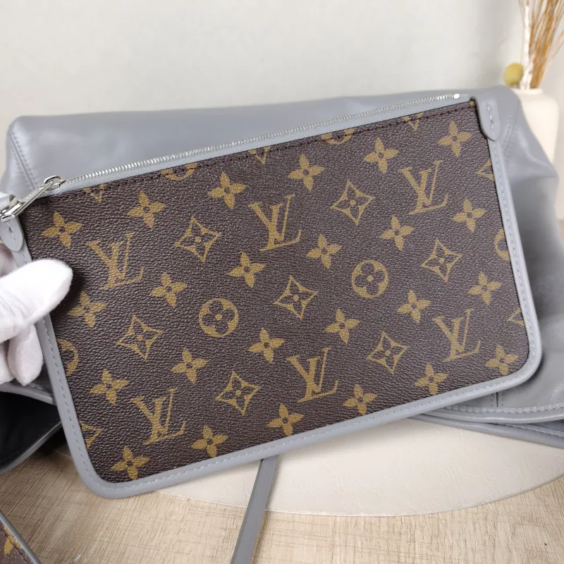 Louis Vuitton Crossbody Bag Carryall Vibe Grey SL ambskin Medium39 × 15 × 30 cm — detail view 5 of 15