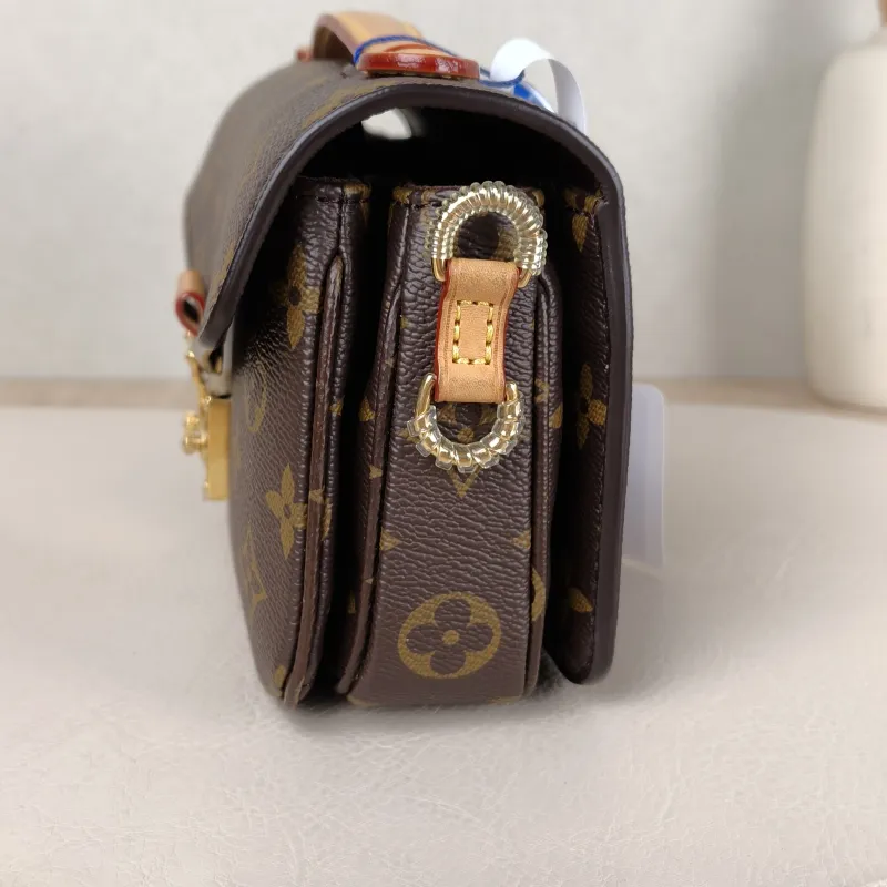 Louis Vuitton Crossbody Bag Pochette Métis East West Monogram PVC Small 21.5 × 6 × 13.5 cm — detail view 6 of 15