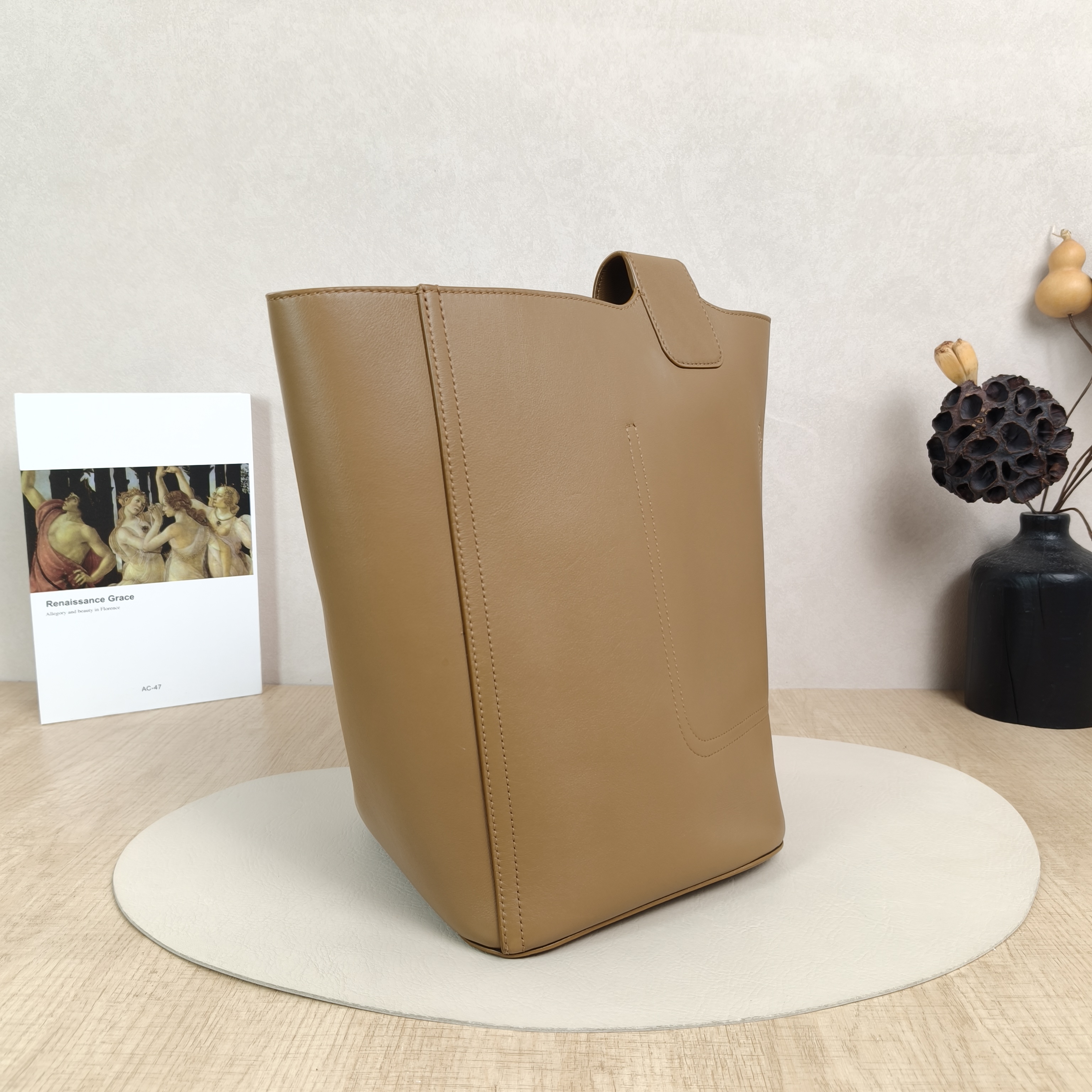 LOEWE Top Handle Bag Pebble Bucket Bucket Bag Calfskin Medium24.5 × 23.5 × 28 cm — cover view 3 of 5