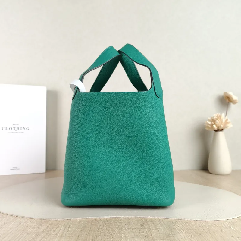 Hermès Top Handle Bag Picotin Lock 18 18 O6Vert Jade Taurillon Clemence TC Calfskin Small 18 × 13 × 18 cm U — detail view 7 of 8