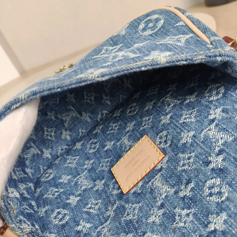 Louis Vuitton Crossbody Bag Diane Baguette Bag Blue nano 19 × 6 × 10.5 cm — detail view 2 of 13