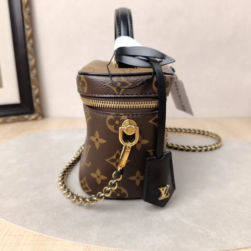 Louis Vuitton Shoulder Bag VANITY Cosmetic Bag Monogram PVC Small19 × 11 × 13 cm — detail view 9 of 17