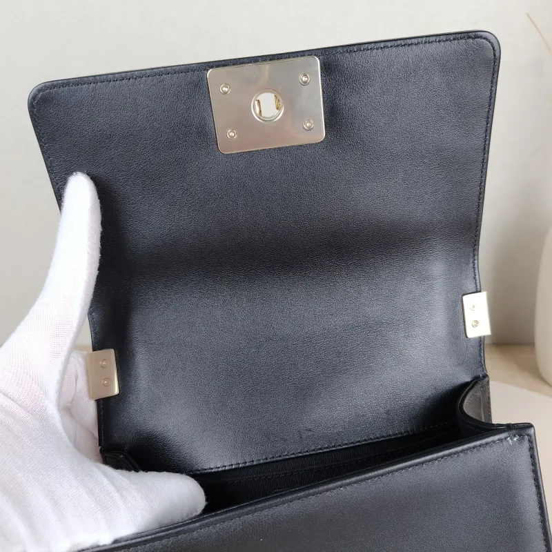 Chanel Crossbody Bagv Le Boy​Black Calfskin Small20.5 × 8.5 × 12 cm — detail view 8 of 16