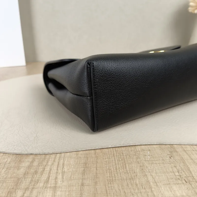 CELINE Crossbody Bag Victoire Chain Bag Black Calfskin Medium25 × 8 × 15 cm — detail view 6 of 14