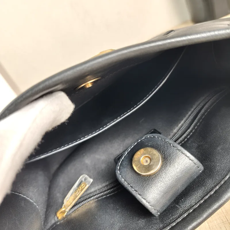 Chanel Crossbody Bag hobo Black Calfskin One Size 22 × 6 × 24 cm — detail view 5 of 10