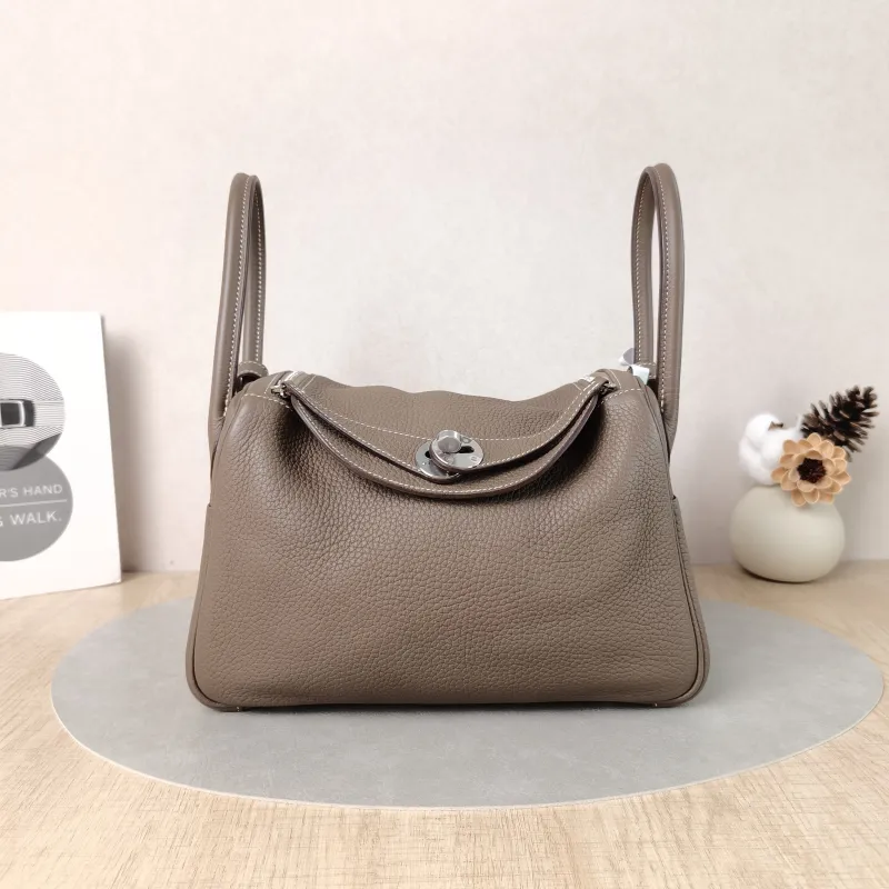 Hermès Crossbody Bag Lindy 2618 Taurillon Clemence TC Calfskin Small26 × 12 × 18 cm
