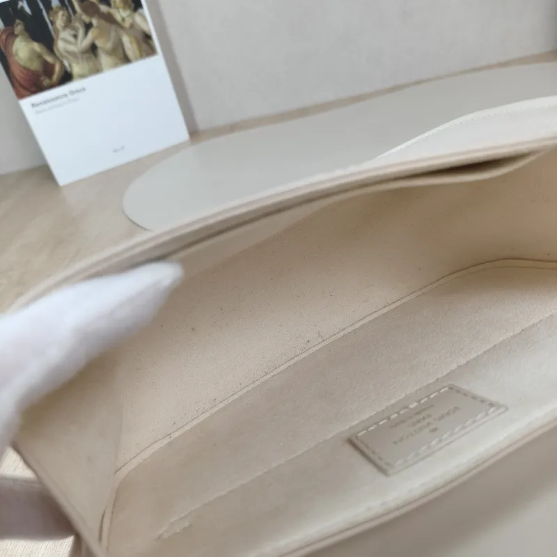 Louis Vuitton Crossbody Bag Hide and Seek Messenger Bag White Epi Embossed Calfskin One Size21 × 8 × 15 cm — detail view 8 of 14
