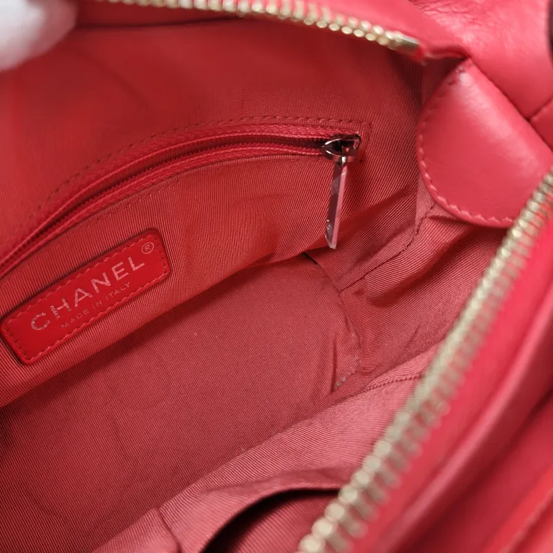 Chanel Crossbody Bag Gabrielle Gabrielle Bag Red CC alfskin Small20 × 8 × 15 cm — detail view 7 of 15