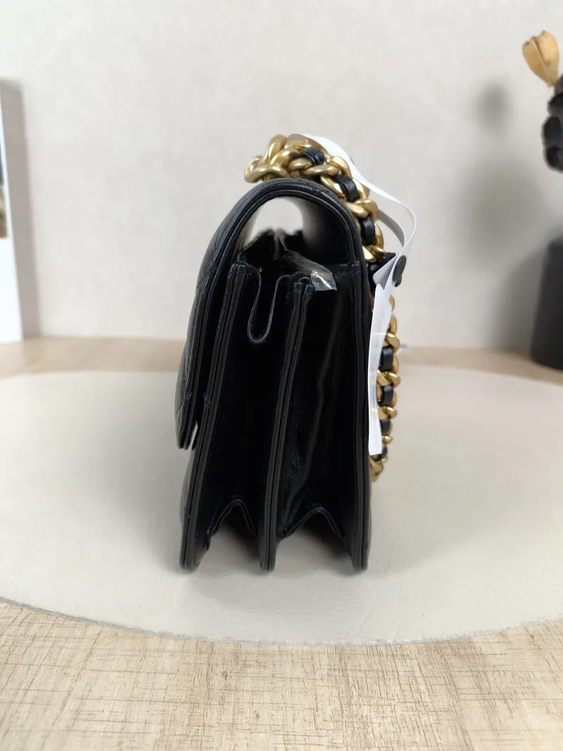 Chanel Crossbody Bag Crossbody Bag Black Lambskin One Size19.5 × 4 × 14.5 cm — detail view 7 of 14
