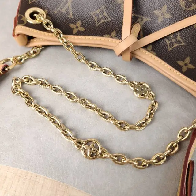 Louis Vuitton Crossbody Bag Carryall BB Monogram PVC BB 26 × 10 × 17 cm — detail view 11 of 15