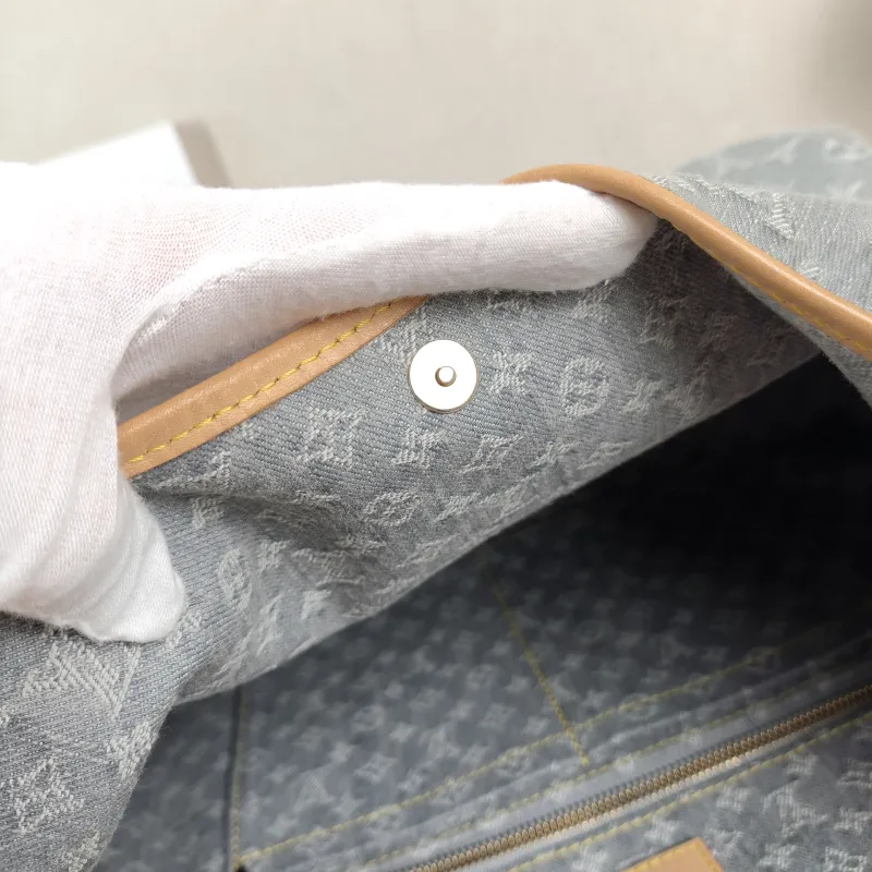 Louis Vuitton Crossbody Bag Carryall Grey Medium39 × 15 × 30 cm — detail view 5 of 14